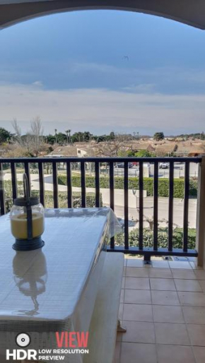 Les Capitelles : Appartement vue montagne en residence avec piscine -sur le front de mer